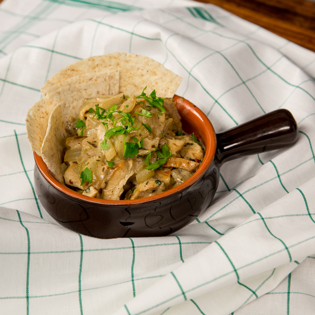 Chicken with Onion and White Sauce