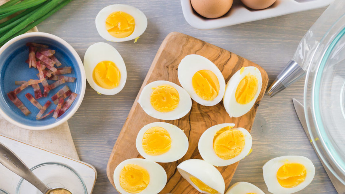 https://sodelicious.recipes/wp-content/uploads/2017/11/How-to-Boil-Eggs-to-Perfection-Hard-Medium-or-Soft-e1511863247275-1200x675.jpg