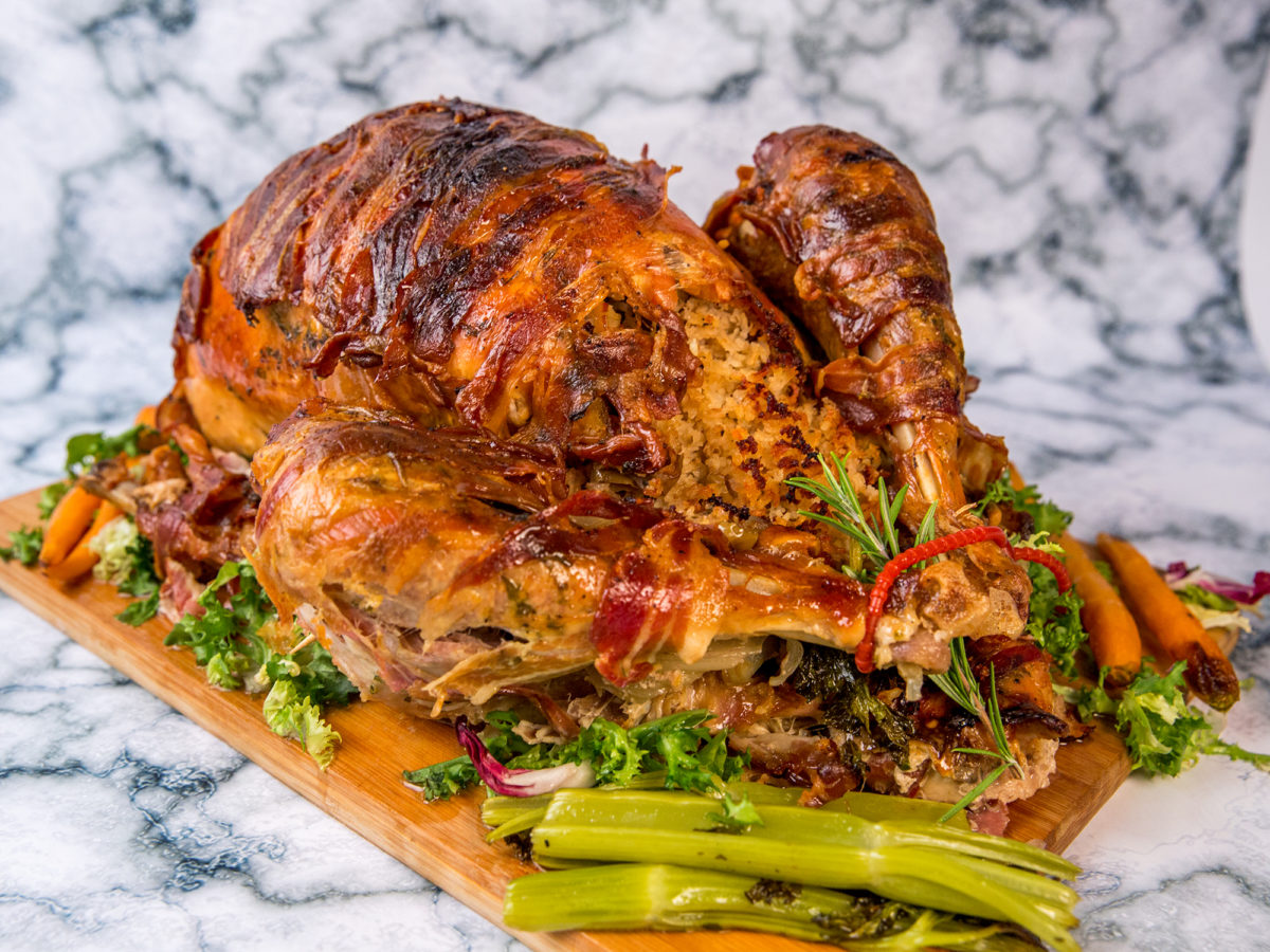 https://sodelicious.recipes/wp-content/uploads/2017/12/4a167-05-10-2017-r1-v1-lat-bacon-wrapped-roast-turkey-with-fruits-and-rice-stuffing-1200x900.jpg