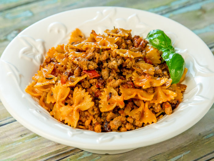 tomato and minced meat farfalle