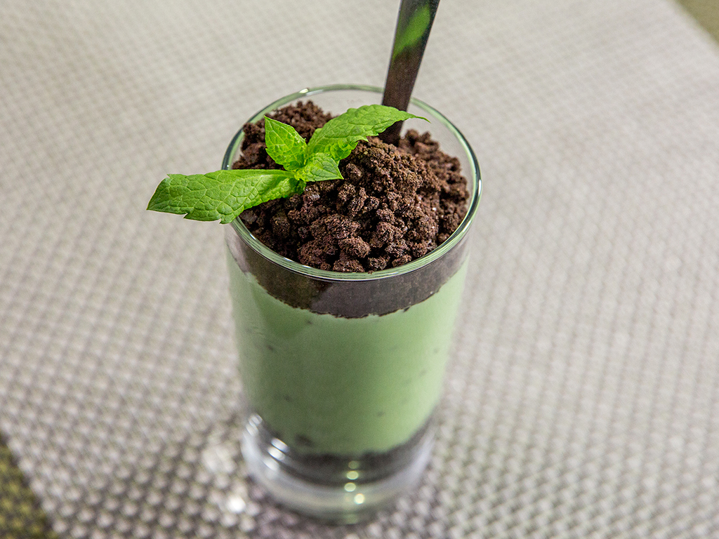 Oreo and Kiwifruit Dessert