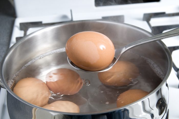 https://sodelicious.recipes/wp-content/uploads/2018/05/use-a-cold-pan-boil-eggs-700x465.jpg