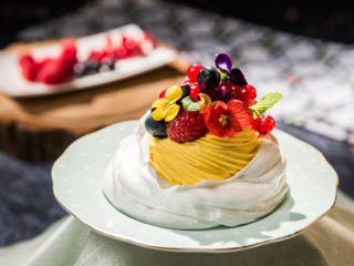 vanilla cream-filled meringues with berries