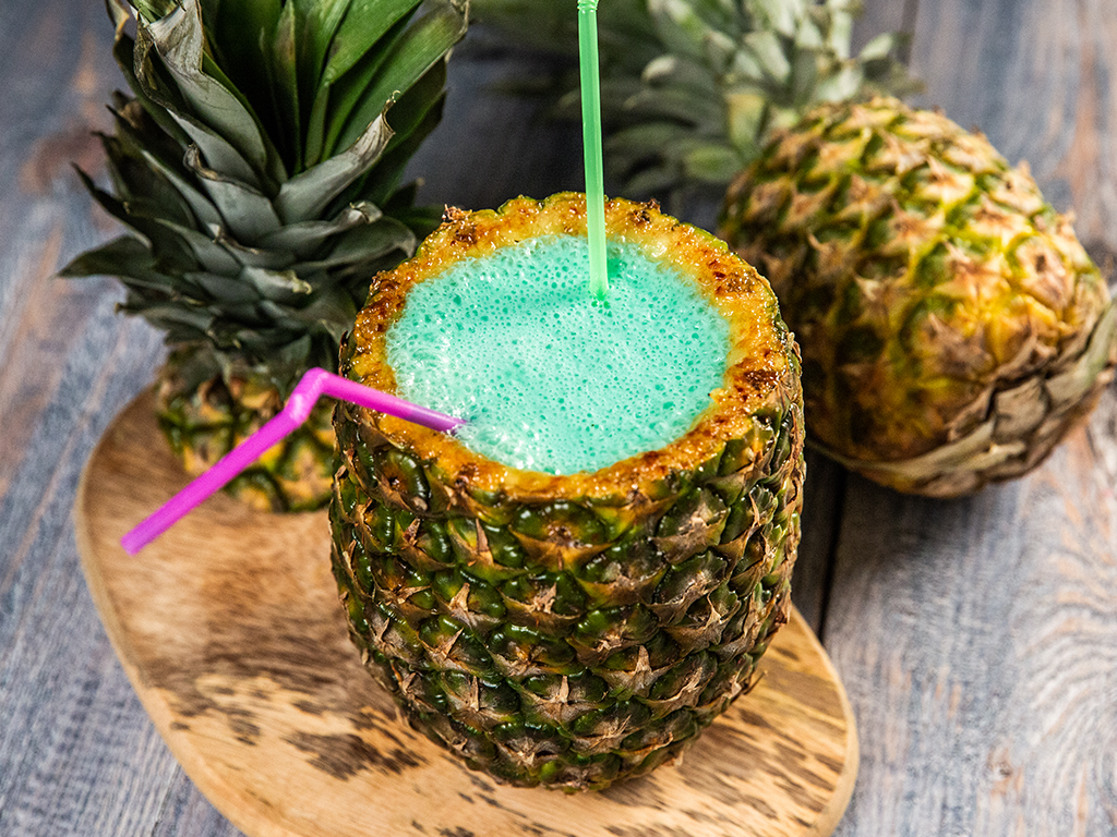 https://sodelicious.recipes/wp-content/uploads/2018/11/09.08.2018-R-6-lat-1-Pineapple-and-Blue-Curacao-Hawaiian-Cocktail.jpg