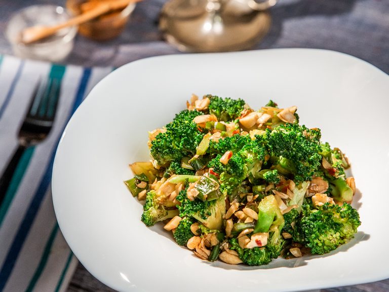 StirFried Broccoli with Cashews and Tamari