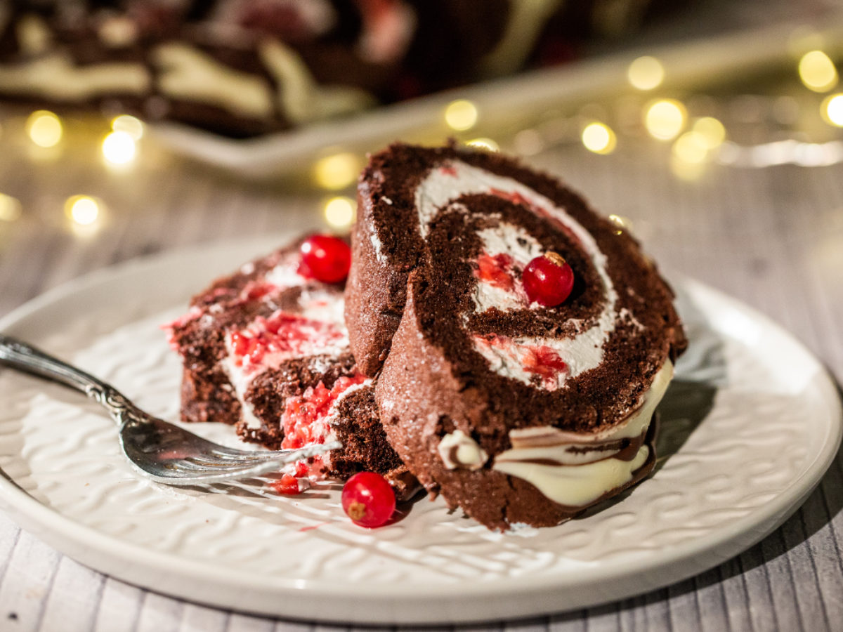 https://sodelicious.recipes/wp-content/uploads/2018/12/13.11.2018-R-3-lat-3-Chocolate-Log-with-Raspberries-1200x900.jpg