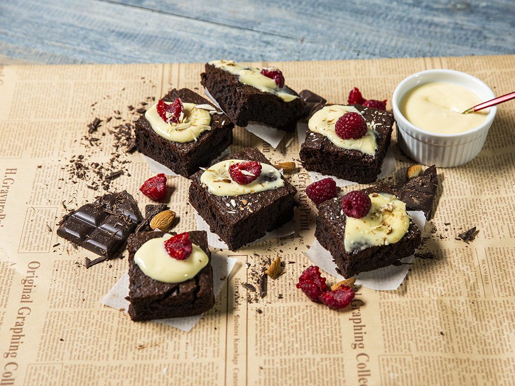Chocolate-Cake-Bars-with-Vanilla-Pudding-Glaze