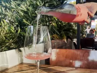 wine pouring