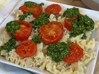 Vegan pasta with garlic and wild garlic sauce