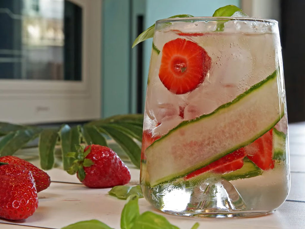 Gin tonic with cucumber and strawberries